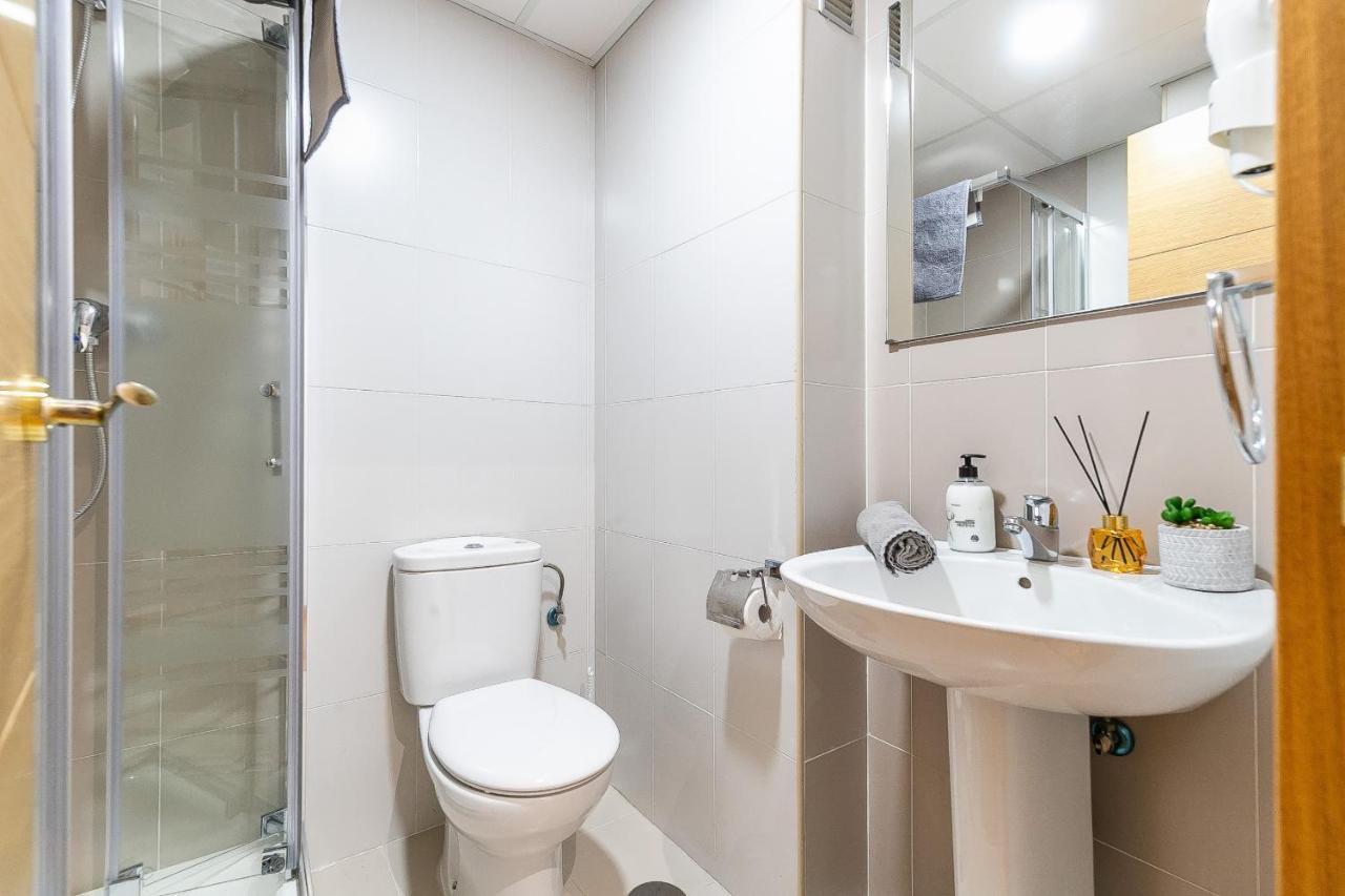 Modern Beach Apartment Valparaiso With Parking Малага Экстерьер фото